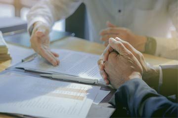 Zwei besprechen Provisionsvertrag