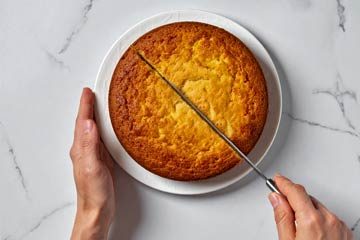 Ein Kuchen wird geteilt.