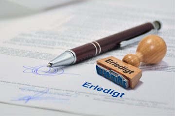 Vertrag mit dem Stempel "erledigt"