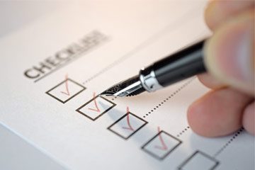 Checkliste wird angekreuzt