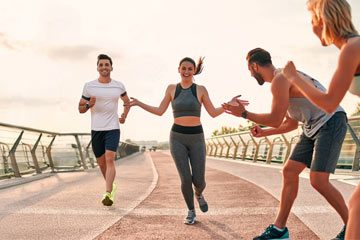 Zwei L�ufer kommen fast gleichzeitig ins Ziel.