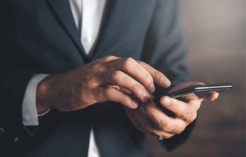 Hand tippt auf Smartphone