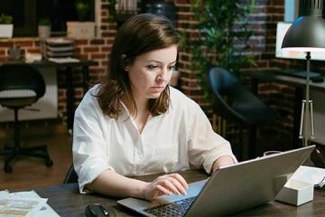 Frau arbeitet am Laptop