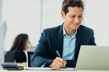 Immobilienmakler schaut zufrieden seinen Webauftritt an