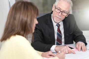 Frau fllt beim Makler Tippgebervertrag aus