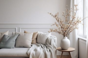 Sofa mit Decke in warmen Farben