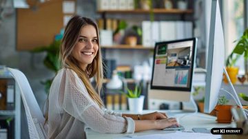 Immobilienmaklerin schaut sich l�chelnd ihre Immobilien-Webseite an