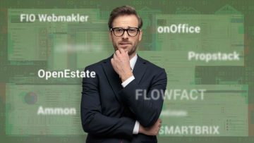 Immobilienmakler nachdenklich vor Immobiliensoftware-Screens