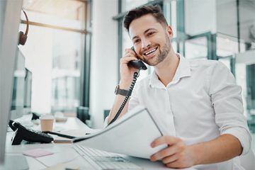 Immobilienmakler telefoniert mit Kunden