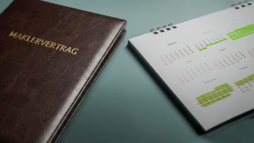 Maklervertrag und Kalender mit eingetragenen Fristen