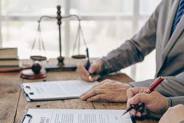 Anwalt pr�ft Maklervertrag