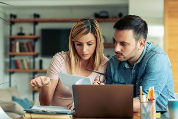 Paar schaut auf Laptop