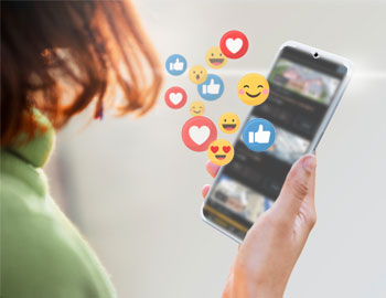 Smileys und Herzen schweben ber Smartphone-Screen