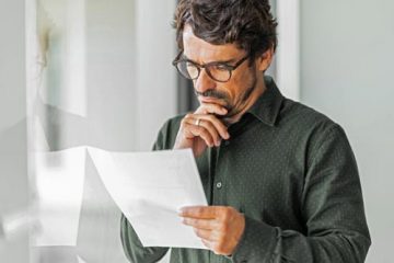 Mann liest skeptisch einen einfachen Maklervertrag