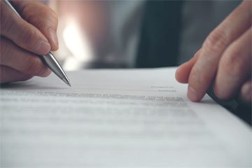 Rechtliche Grundlagen des Maklervertrags Person füllt Maklervertrag aus.